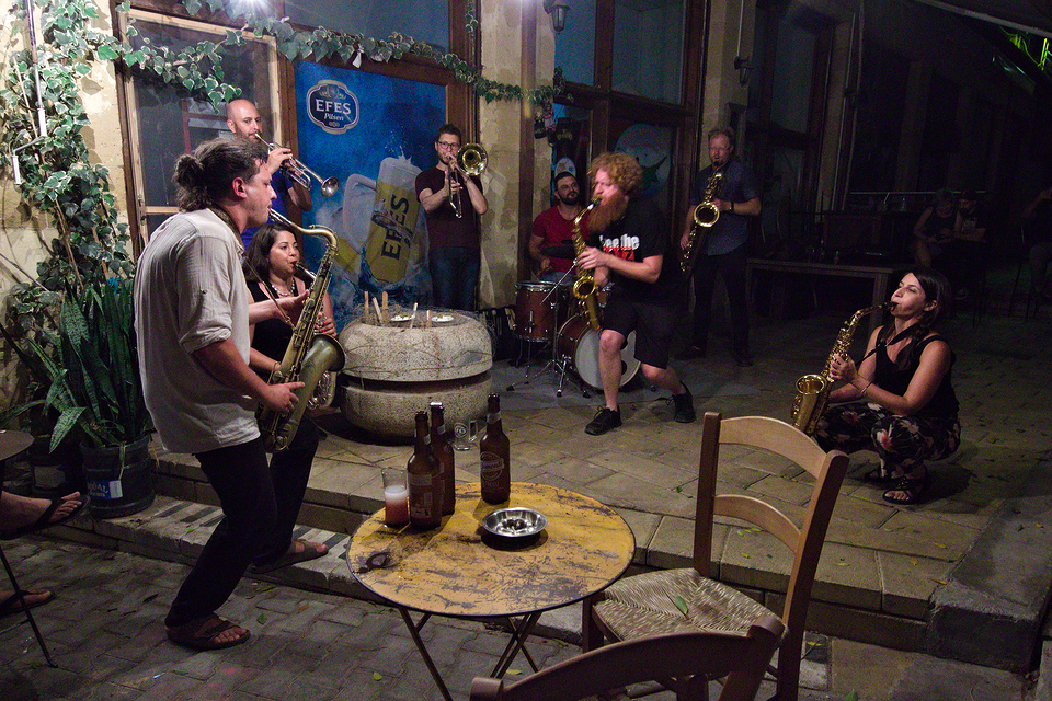 Nicosia, Hoi Polloi café, improvisation for 7 saxophones and a drum